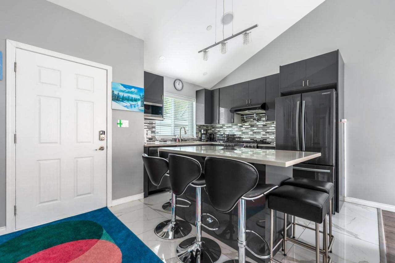 Stylish Dual Bedroom Suite In Van West Vancouver Exteriör bild